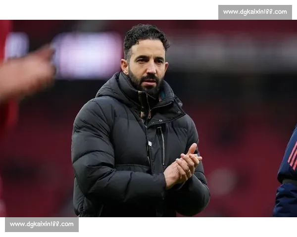 退场时喊出 “加油”!阿莫林的笑容里藏着曼联的温度